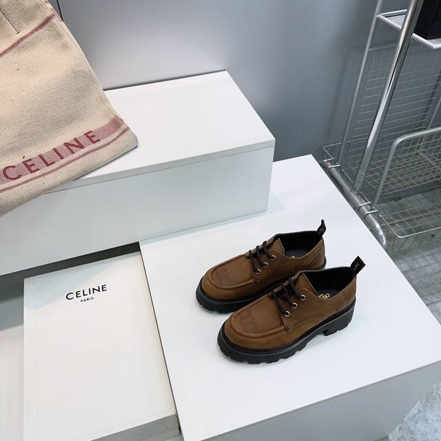 高品质出厂 ！顶级品质 赛琳Celine25Ss秋冬新品凯旋门冲孔复古厚底乐福鞋小皮鞋！ 乐福鞋和玛丽珍的碰撞，又奶又凶，兼具俏皮和优雅，厚底增高显瘦，标志性的