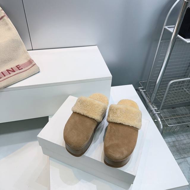 高品质出厂 ！顶级品质 Celine 塞琳 2025Ss秋冬新款凯旋门羊羔毛勃肯包头厚底水台毛毛拖鞋，上脚非常舒适保暖！ 这一季的赛琳又让我重新爱了它一次！这季