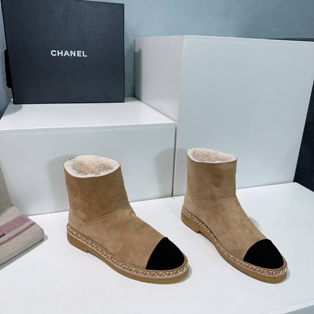 高品质出厂 ！顶级品质代购级别！Chanel香奈儿25Ss秋冬经典链条小香烟焦底羊羔毛保暖雪地靴短靴！代购级别！这款冬季百搭好看无压力！而且超级显腿细！最最大的