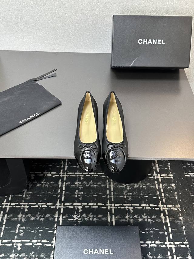 Chanel 香奈儿Coco小香羊皮蝴蝶结中跟芭蕾舞鞋拼接高跟单鞋 经典重塑，梦幻升级鞋内外均选用上乘羊皮，温驯贴合。羊皮细带以轻盈姿态攀附脚背，将经典玛丽珍鞋