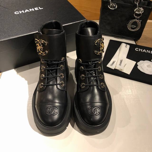 爆款上新 Chanel 香奈儿 原版开发最高版本 香奈儿双C装饰短靴，本季秋冬季必备单品！！ 香奈儿秋冬重工爆款短靴 经典电绣菱格元素和链条元素交织，细节满满！