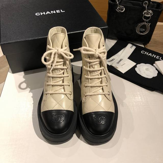 Chanel 香奈儿 小香厚底马丁靴。 这款靴子真的是小个子福星，厚底5Cma 更精致一点 菱格鞋面 鞋头的暗花Logo还有后跟的Logo都很别致，显腿瘦，关键