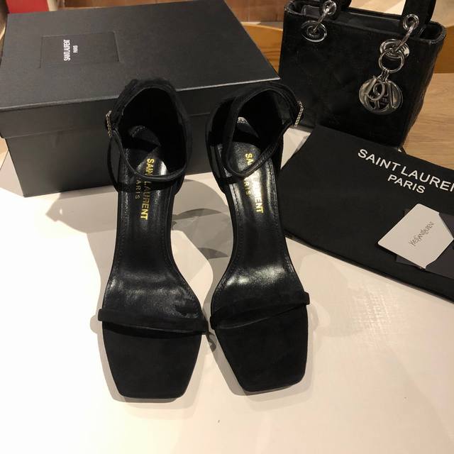 Saint Laurent 圣罗兰 Ysl字母金属扣 烤漆Ysl字母跟高跟凉鞋。特色的字母跟设计，独享不一样的风采。 进口漆皮+水染羊皮里+意大利真皮大底。 两