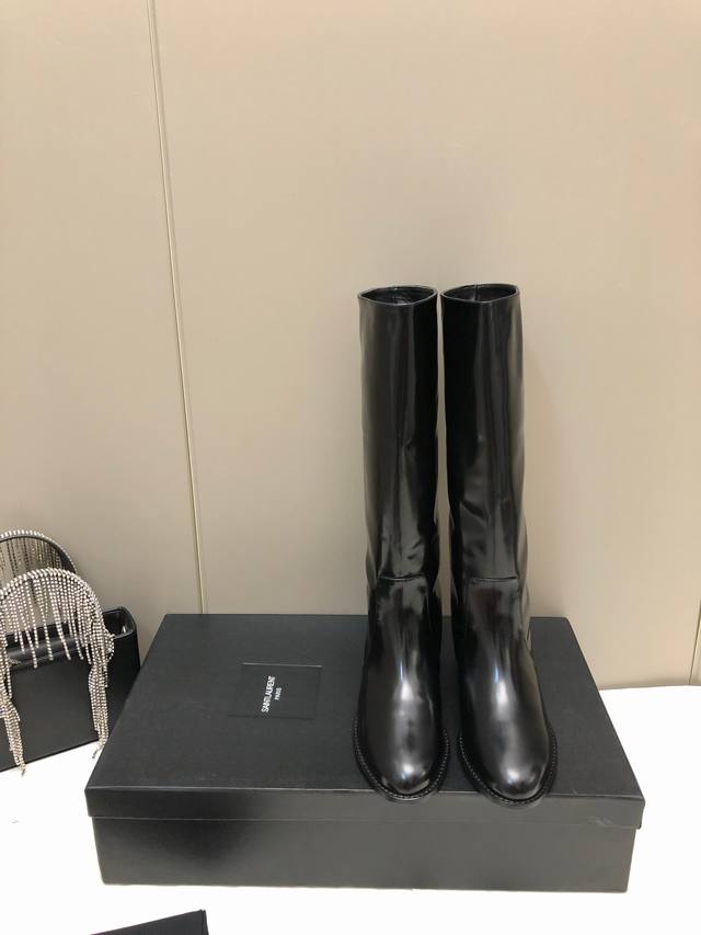 Saint Laurent 圣罗兰 Ysl高跟长筒靴。专柜年度最新秋冬款长靴，上脚很好的修饰脚型，搭配高跟秒变大长腿。 鞋面：16寸进口开边珠牛皮 内里 垫脚：