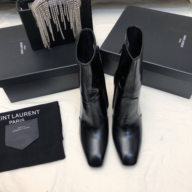 Saint Laurent 圣罗兰 秋冬爆款短靴，最新款侧拉链简约时尚短靴 简单大气 上脚显瘦100% 面料：进口牛油皮 内里：水晶羊皮里 大底：A级意大利真皮