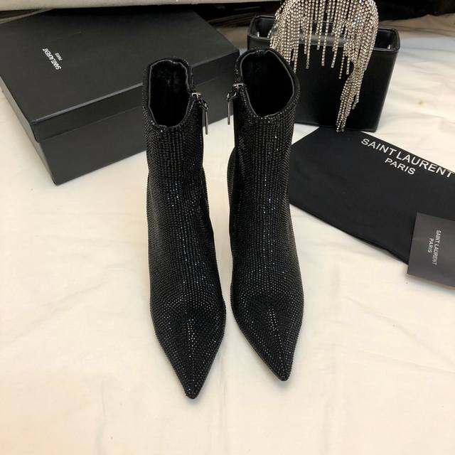 Saint Laurent 圣罗兰 Ysl字母金属跟满钻拉链踝靴 短靴。满鞋水钻Bling Bling闪闪亮。 鞋面格利特牛皮镶嵌施华诺水钻，羊皮内里 垫脚，真