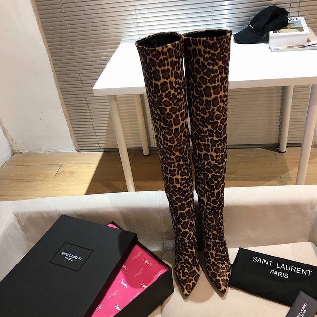 Saint Laurent 圣罗兰 Ysl高跟长筒靴。上脚自然褶皱很好的修饰脚型，搭配高跟秒变大长腿。 鞋面：进口马毛 牛皮 内里 垫脚：进口羊皮 大底：意大利