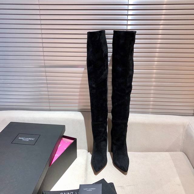 Saint Laurent 圣罗兰 Ysl全羊京高跟长筒靴。上脚自然褶皱很好的修饰脚型，搭配高跟秒变大长腿。 鞋面：进口羊京皮 非市面弹力绒 内里 垫脚：进口羊