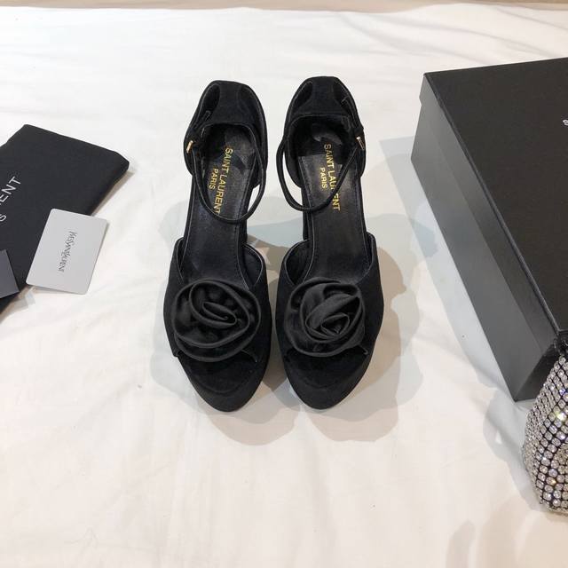 带花 不带花310 高版本顶级品质 Ysl 专柜爆款超高跟防水台凉鞋 鱼嘴鞋头设计 好穿 大气 显贵族气息 面料：进口羊京 垫脚：进口羊皮 大底：意大利真皮大底