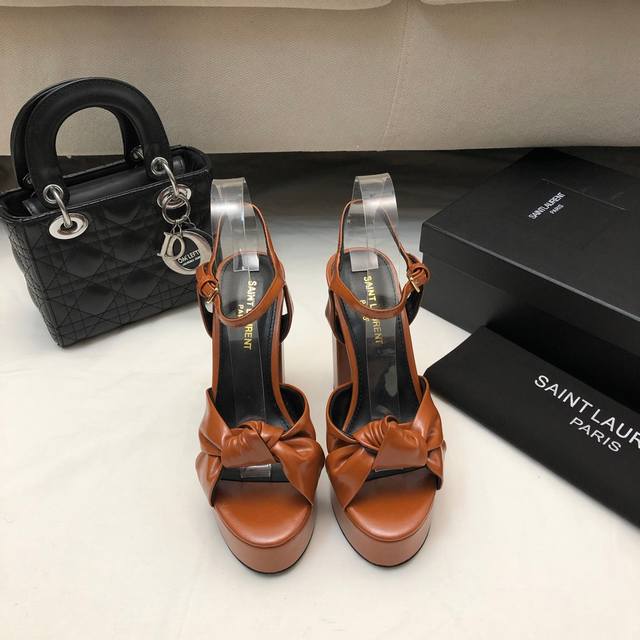 全新颜色上市！！！ Saint Laurent 圣罗兰 Ysl专柜主打款防水台恨太高蝴蝶结凉鞋。高端定制顶级品质。延续家族经典鞋面蝴蝶结设计，简约大气，防水台超