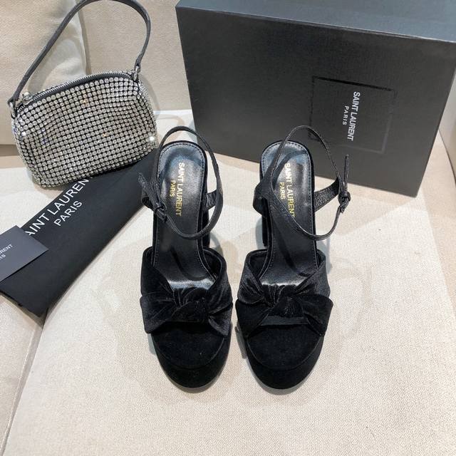 Saint Laurent 圣罗兰 Ysl专柜主打款防水台恨太高蝴蝶结凉鞋。高端定制顶级品质。延续家族经典鞋面蝴蝶结设计，简约大气，防水台超高大粗跟让Mm轻松驾