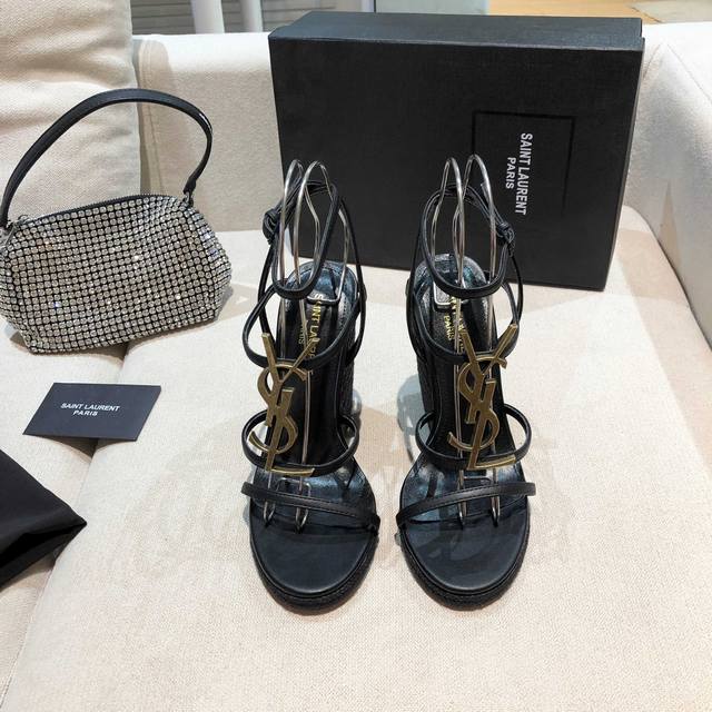 Saint Laurent 圣罗兰 Ysl爆款高跟凉鞋。金属Logo凉鞋顶级品质，鞋面进口牛漆皮 牛皮，垫脚羊皮，意大利大底。坡跟12Cm，Size 35-40