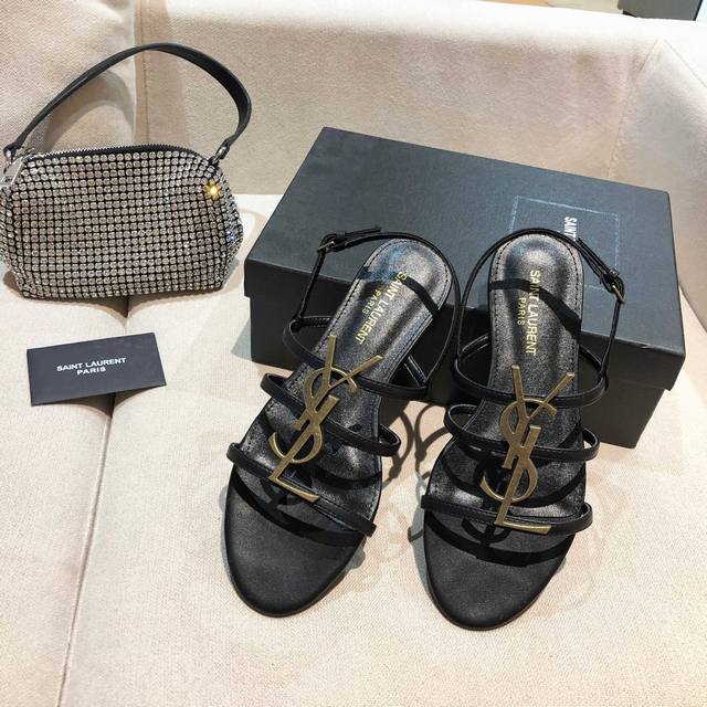 永恒经典，爆款爆价！ Saint Laurent 圣罗兰 Ysl爆款高跟凉鞋。金属Logo凉鞋顶级品质，鞋面进口牛漆皮 牛皮，垫脚羊皮，意大利真皮大底。平底，S