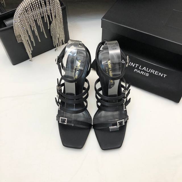 Y S L 小钻扣，3字真言。 夏日爆款 圣罗兰 * 全新鞋型 唯有Ysl最懂女人心不接受反驳超级无敌女人味神器女人必备。 烫钻凉鞋，美到窒息，最懂女人的高跟鞋