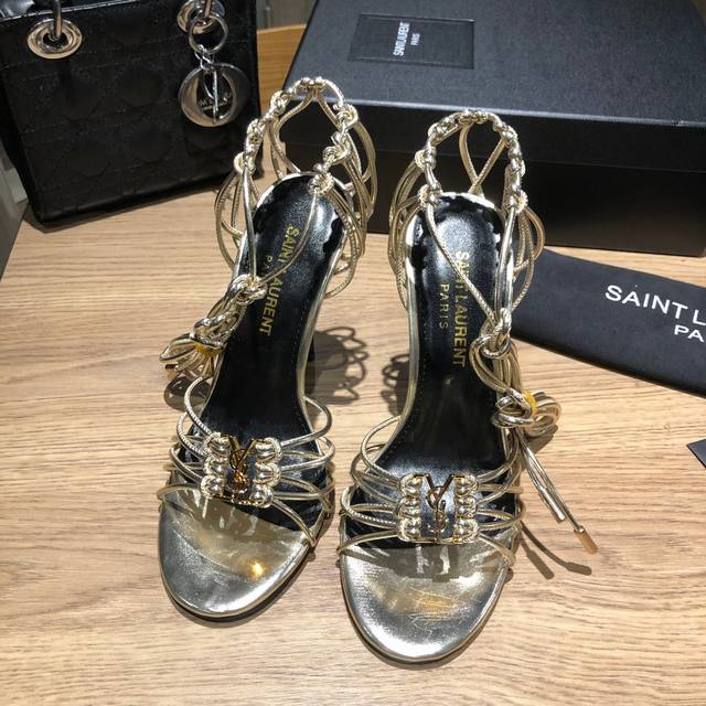 Saint Laurent 圣罗兰 夏日清凉爆款，闪亮登场！ 原版开模字母扣 意大利真皮大底。 跟高:10.5Cm 颜色:黑色，杏色，棕色，咖色，红色 Size