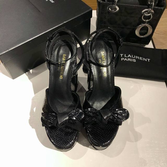 Saint Laurent 圣罗兰 Ysl专柜主打款防水台恨太高绑带凉鞋。高端定制顶级品质。延续家族经典鞋面蝴蝶结设计，简约大气，防水台超高大粗跟让Mm轻松驾驭