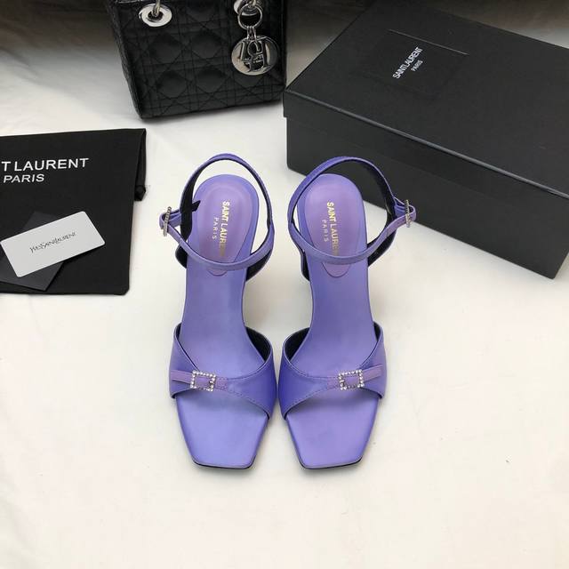 早春大热Ysl 圣罗兰 * 全新鞋型 唯有Ysl最懂女人心不接受反驳超级无敌女人味神器女人必备。 夏日凉鞋，美到窒息，最懂女人的高跟鞋，高级的质感上脚秒变大长腿