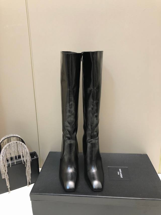 Saint Laurent 圣罗兰 专柜秋冬爆款长靴，最新款侧拉链简约时尚长靴靴 简单大气 上脚显瘦100% 面料：进口牛油皮 内里：水晶羊皮里 大底：A级意大