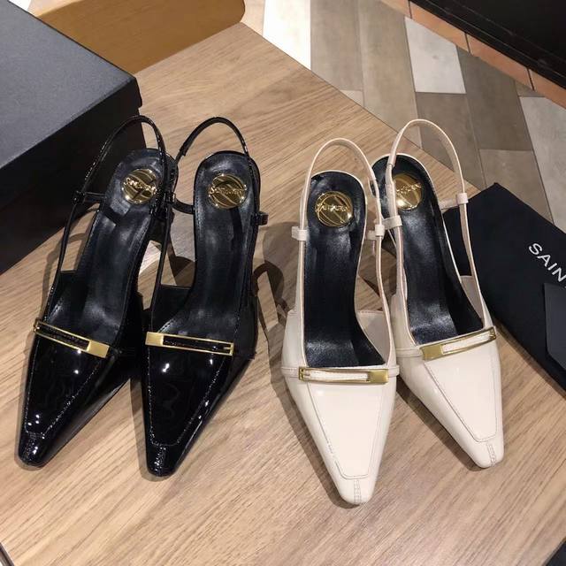 Ysl Saint Laurent* 无论是派对还是通勤♀，一双合适的鞋子总能让你光彩照人。今天就向大家安利这款绝美高跟凉鞋，经典的小矮跟的设计，舒适度满分！走