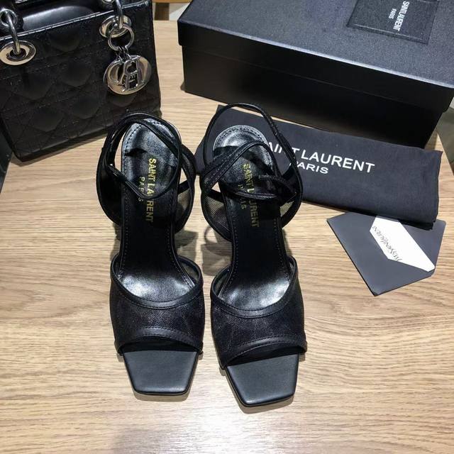 Saint Laurent 圣罗兰 Ysl网纱带高跟凉鞋 斩男又斩女的高跟鞋 爱了 不愧是最懂女人的品牌 上新即售空 尤其是侧面线条设计流畅自然还很显瘦 让整双