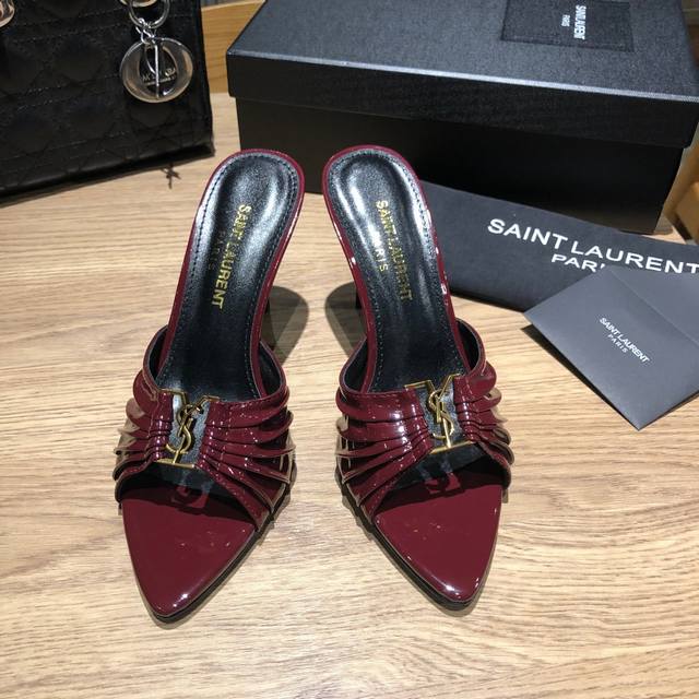 Ysl Saint Laurent* 夏季新品 金属头优雅大气高跟凉鞋 2025全新春夏系列后带方扣高跟凉鞋 ！ 尖头高跟拖鞋淡淡的夏日里怎么少得了一双仙女鞋