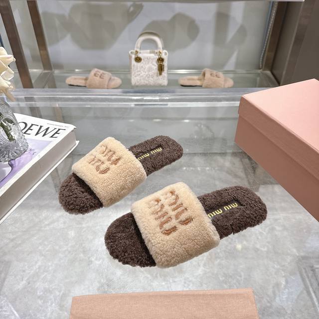 出厂价p Miumiu经典秋冬字母毛毛拖鞋 这季节美鞋太多这款毛拖 真的是让我无法自拔真太可爱了～ 毛茸茸的羊毛是选用欧洲进口A级羊毛 我们做到与原版一致满鞋