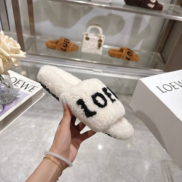 出厂价p Loewe经典秋冬字母毛毛拖鞋 这季节美鞋太多这款毛拖 真的是让我无法自拔真太可爱了～ 毛茸茸的羊毛是选用欧洲进口A级羊毛 我们做到与原版一致满鞋 全