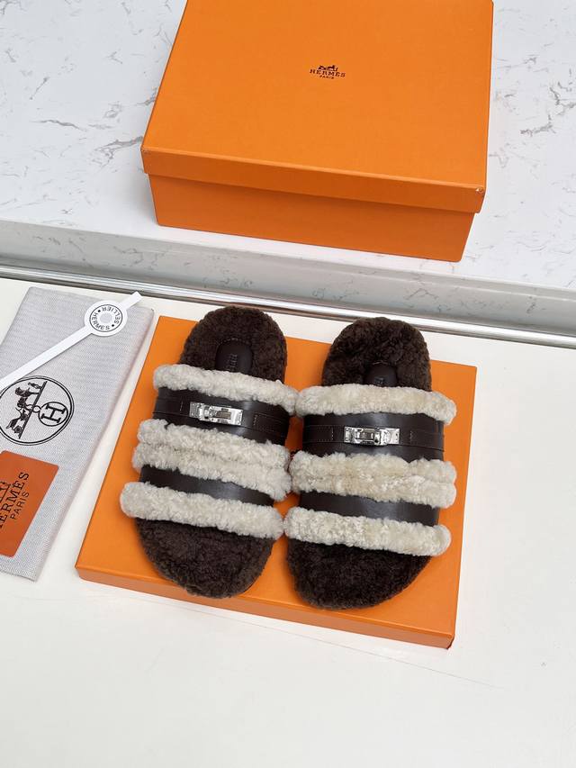 出厂： 毛拖爱马仕皮毛一体卷糕毛二舅拖 今年面料均选用A+皮毛一体卷糕毛毛茸茸的 敲可爱的，踩云脚感，光脚或者搭配个袜子穿，都时髦的不行哦 面料：原版材质 内里