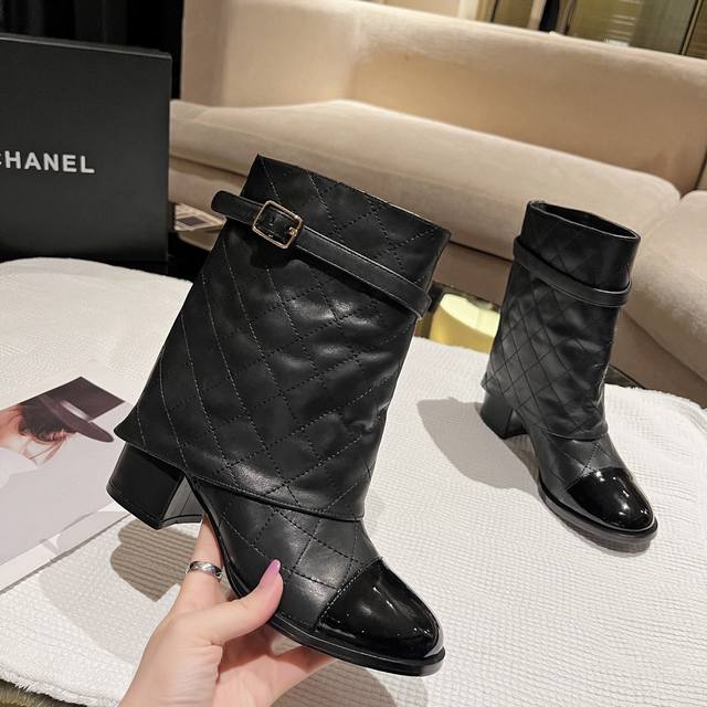 高版本香奈儿Chanel，小香 B秋冬专柜最新款短靴，本季秋冬季节必备单品！！香奈儿女士钟爱简约又难以抗拒系 搭配展现与众不同的穿搭风格、自由混搭闪耀到位跟紧香