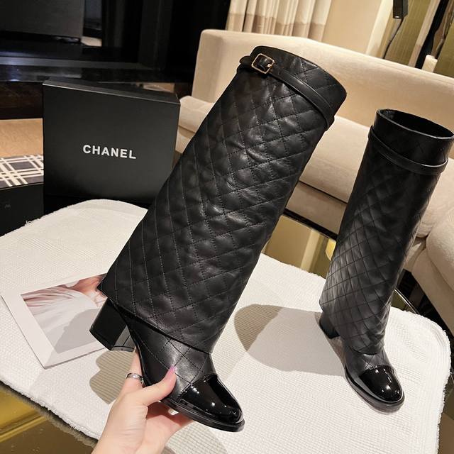高版本香奈儿Chanel，小香 B秋冬专柜最新款长靴，本季秋冬季节必备单品！！香奈儿女士钟爱简约又难以抗拒系 搭配展现与众不同的穿搭风格、自由混搭闪耀到位跟紧香