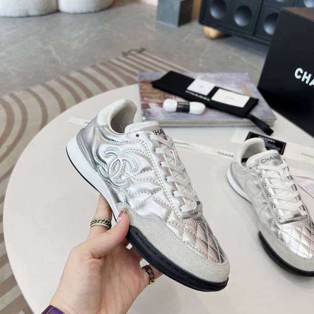 chanel官网同步 秋冬新品高版本香奈儿顶级休闲鞋系列__________________ 秋冬四季香家必备爆款，女神系列，拥有香家特色优雅名媛气质，超级耐看
