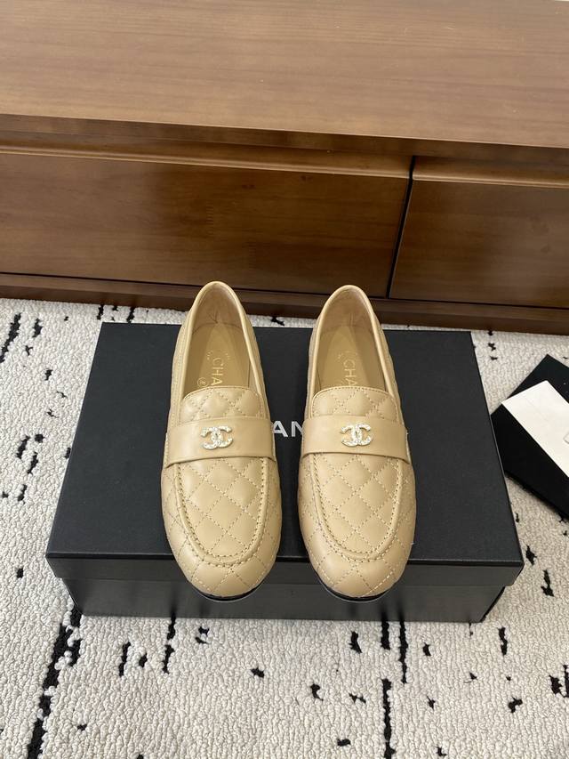 高版本 Chanel｜香奈儿小香25C秋冬新品 低跟圆尖头平底单鞋 满满的复古风 秀气的鞋型 看着就很讨喜 带点圆的鞋头 衬托脚也变得瘦瘦的 显得修长 经典小双