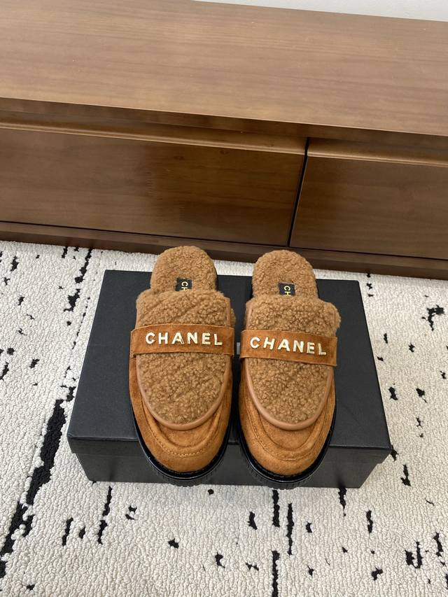 高版本 Chanel｜香奈儿小香25C秋冬新品 低跟圆头平底毛毛拖 满满的复古风 秀气的鞋型 看着就很讨喜 大大的鞋头 衬托脚也变得瘦瘦的 显得修长 经典五金字