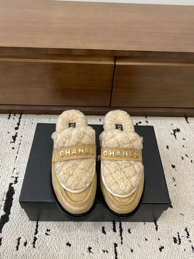 高版本 Chanel｜香奈儿小香25C秋冬新品 低跟圆头平底毛毛拖 满满的复古风 秀气的鞋型 看着就很讨喜 大大的鞋头 衬托脚也变得瘦瘦的 显得修长 经典五金字