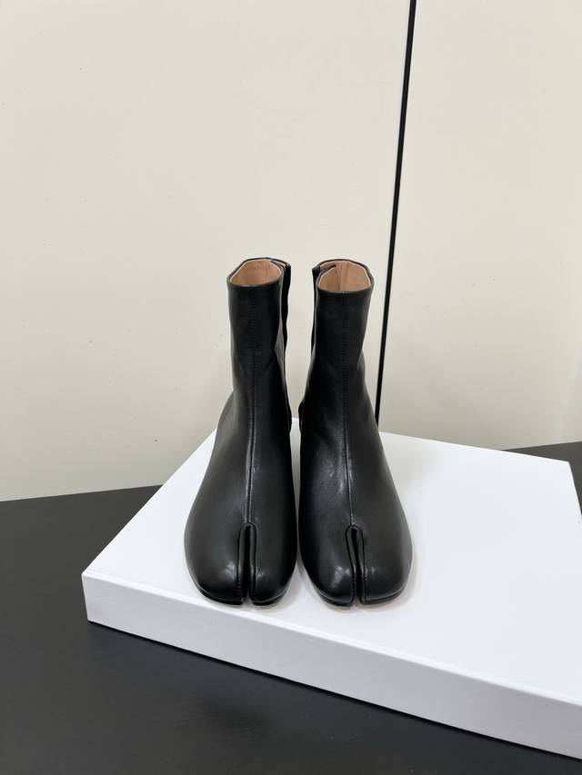 Maisonmargiela Mm6分趾 马吉拉经典分趾靴 辨识度极高，舒适度满分，不会过时的决绝子单品 原版羊皮+反绒鞋面，牛皮鞋底！ 实测3.5Cm跟高 顶