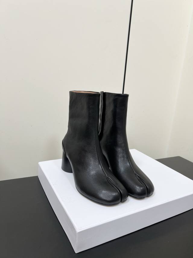Maisonmargiela Mm6分趾 马吉拉经典分趾靴 辨识度极高，舒适度满分，不会过时的决绝子单品 原版羊皮+反绒鞋面，牛皮鞋底！ 实测6Cm跟高 顶级品