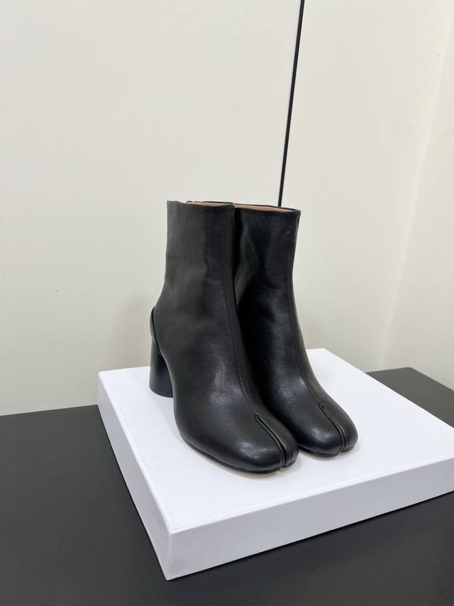 Maisonmargiela Mm6分趾 马吉拉经典分趾靴 辨识度极高，舒适度满分，不会过时的决绝子单品 原版羊皮+反绒鞋面，牛皮鞋底！ 实测7.5Cm跟高 顶