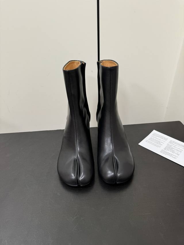 Maisonmargiela Mm6分趾 马吉拉经典分趾靴 辨识度极高，舒适度满分，不会过时的决绝子单品 小牛皮鞋面，牛皮鞋底！ 顶级品质35-41 40.41
