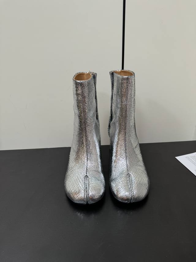 Maisonmargiela Mm6分趾 马吉拉经典分趾靴 辨识度极高，舒适度满分，不会过时的决绝子单品 爆裂纹羊皮，牛皮鞋底！ 顶级品质35-41 40.41