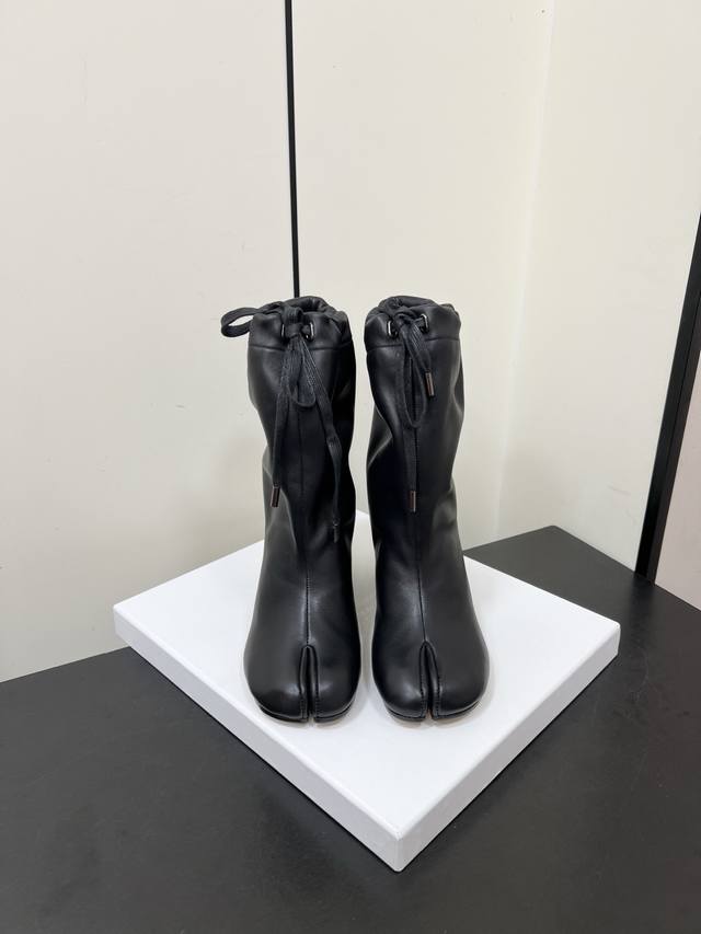 Maison Margiela马吉拉分趾绑带宽松高跟短靴气球靴 Mm6家Tabi分趾鞋靴 秋冬新品最高版本买手代购1:1完美复刻分趾Tabi靴原版开模双层真皮鞋