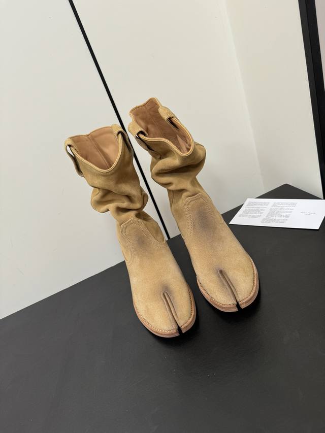 Maison Margiela 超有感的西部牛仔靴Mm6马吉拉特有的时间流逝堆堆折西部靴 靴子脚部处的堆折超修饰脚踝线条 恰到好处的筒高非常显腿修长，对于小腿肉