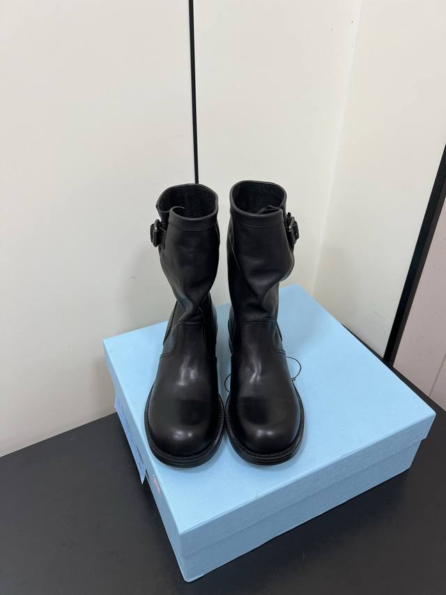 prada普拉达 25Ss 秋冬 复古西部牛仔靴 时尚机车马丁靴，独到味道，人人都爱也轻松驾驭 每年都会爆.还有就是百搭经典的鞋楦，足以征服你，穿上它，增高休闲