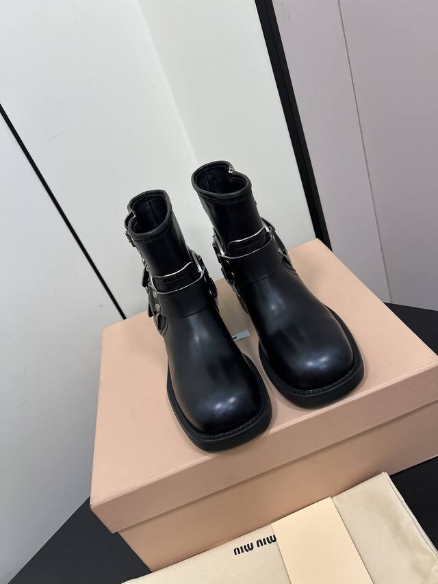 Miumiu秋冬美德拉系列高筒靴 Miu系全球限量款靴子 重工艺手工鞋 复古擦色牛皮气质马丁靴 满满的复古感 整个皮料选用进口小牛皮 皮质高级柔软细腻 手工擦色