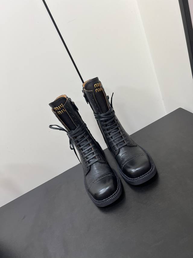 Miumiu 24秋冬走秀款 机车风复古长靴 短靴 走秀款 酷飒酷飒的 延续了爆款风格 Miu 24秋冬秀款 短靴新品 经典机车靴造型，帅气摩登 鞋面 植糅小牛