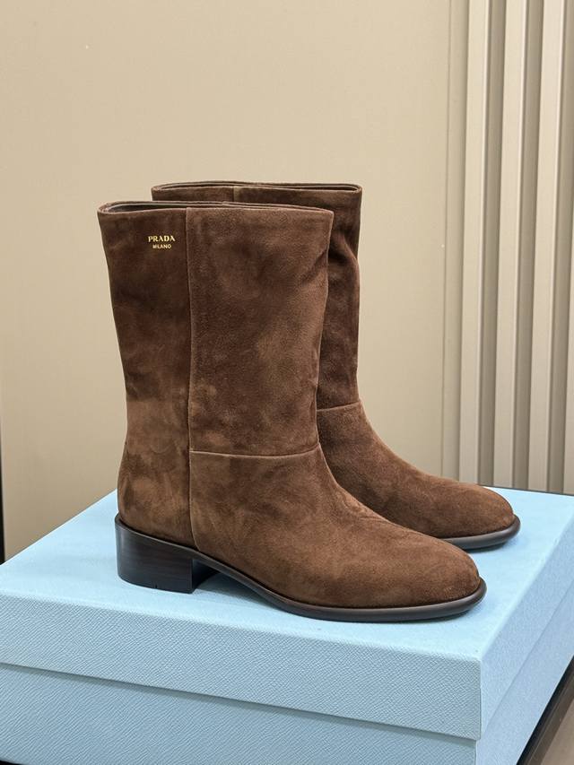 prada Fw25 New Arrival～ p家25秋冬短靴新品 麂皮和秋冬完美契合，柔和美丽 鞋底意大利进口牛皮底组合橡胶底，好穿耐穿！ Size 35-