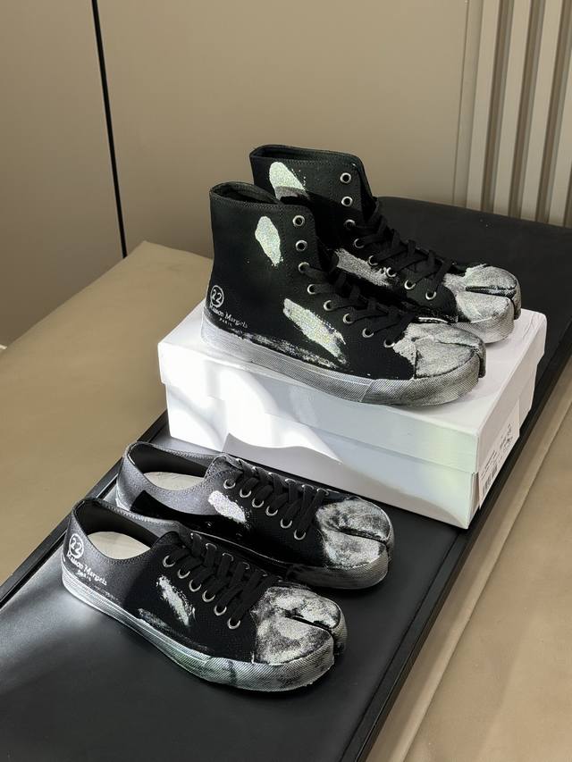 maisonmargiela 马吉拉Tabi分趾帆布鞋 25Fw 新款泼墨Tabi高帮低帮分趾鞋系列！ 马吉拉的经典分趾鞋 银色涂鸦实物超帅Sos 帆布鞋面，轻