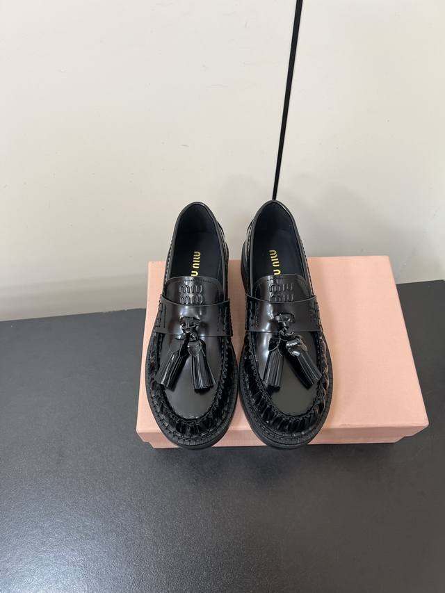 Miumiu25Fw新款流苏乐福鞋小皮鞋 粗跟厚底 新款乐福鞋好好穿，这个冬天需要一对复古感的鞋为你增添氛围感，3.5Cm高度适中，颜色高级百搭，款式俏皮时髦，