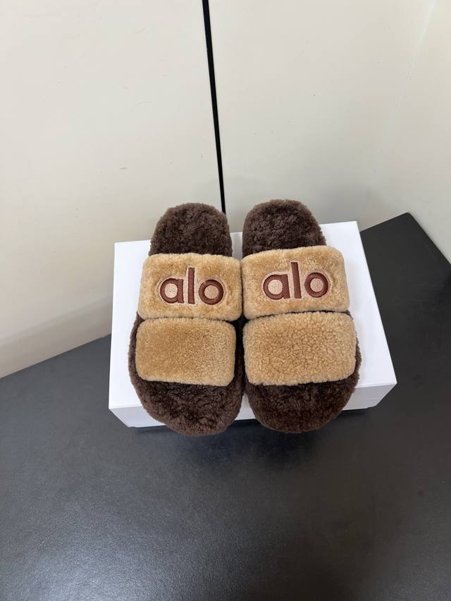 Alo秋冬新款厚底羊羔毛露趾毛绒拖鞋 超柔软超温暖的厚底羊羔毛拖鞋来喽，秋冬季抢先预热，厚实细腻的羊羔毛隐藏了小厚底！让上脚增高变得更神秘～毛茸茸的拖鞋与冬天的