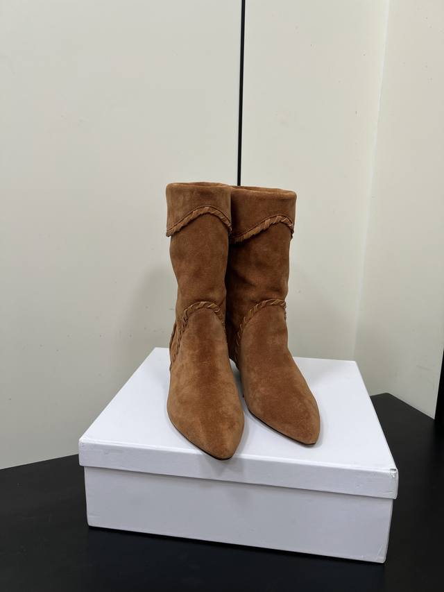 Isabel Marant 2025 ｜秋冬秀款短靴 秋季秀场不断重复出现的流苏、皮革等元素带给人浓浓的都市猎人的感觉 法国时髦品牌 独特设计风格织皮靴 每个配