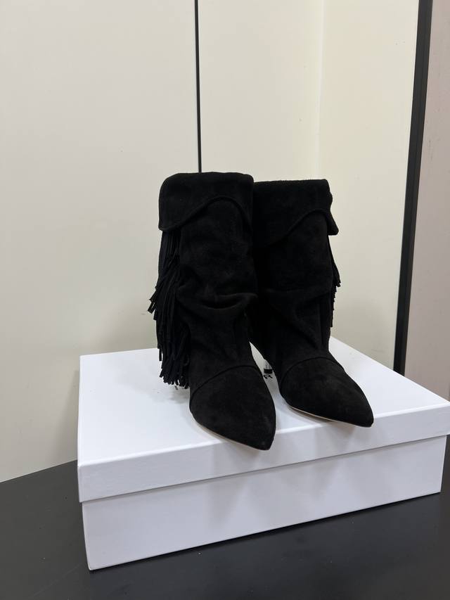 Isabel Marant 2025 ｜秋冬秀款流苏短靴 秋季秀场不断重复出现的流苏、皮革等元素带给人浓浓的都市猎人的感觉 法国时髦品牌 独特设计风格织皮靴 每